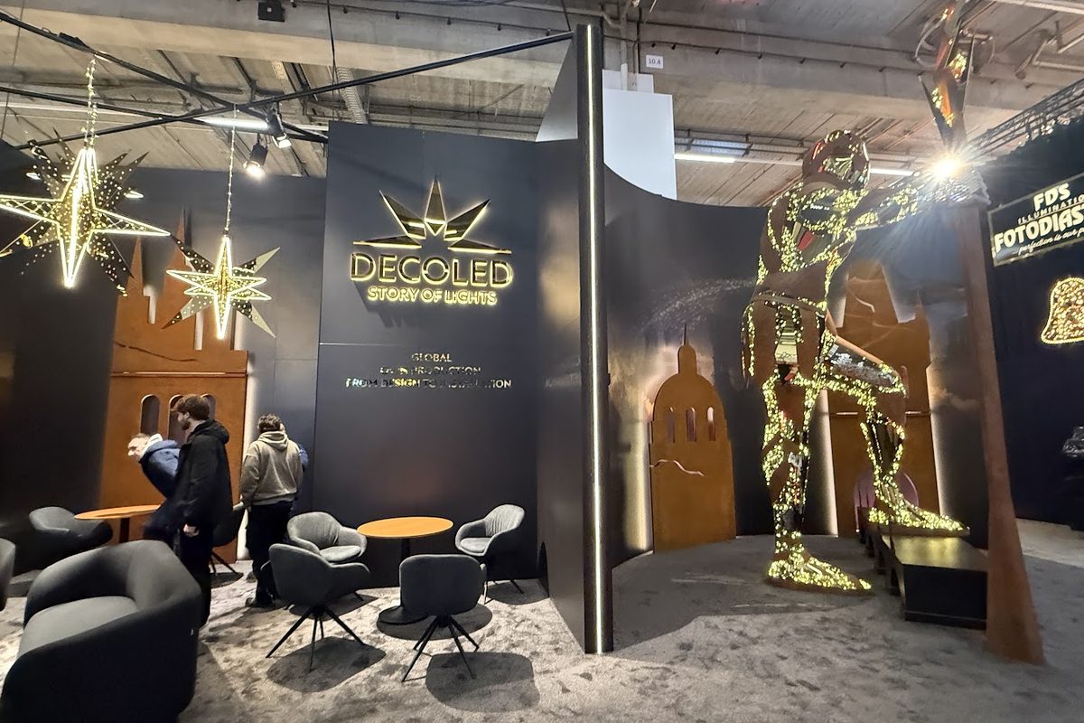 DECOLED-Ausstellung auf der Messe in Frankfurt mit Lichtskulptur und Besprechungsbereich