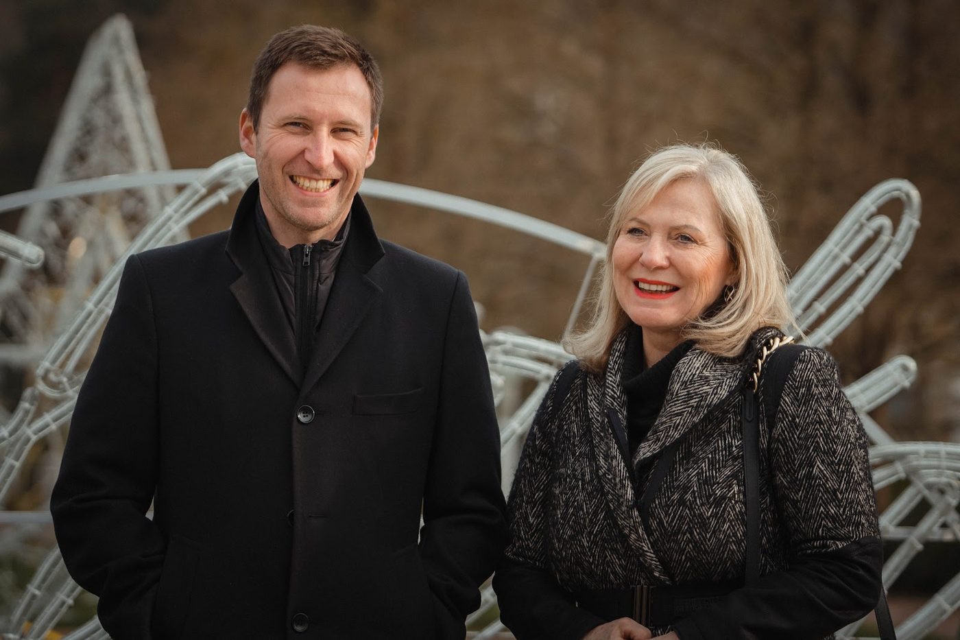Vítězslav Poláček und Eva Poláčková vor einer DECOLED-Lichtdekoration