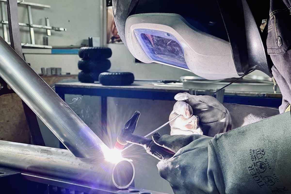 Detail des Schweißens eines Aluminiumprofils für die Tragekonstruktion einer Lichtdekoration