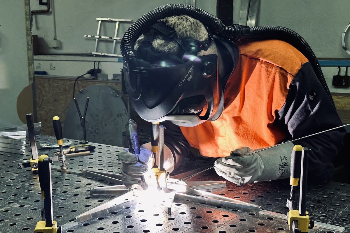 Ein DECOLED-Schweißer schweißt den Aluminiumrahmen einer Lichtdekoration